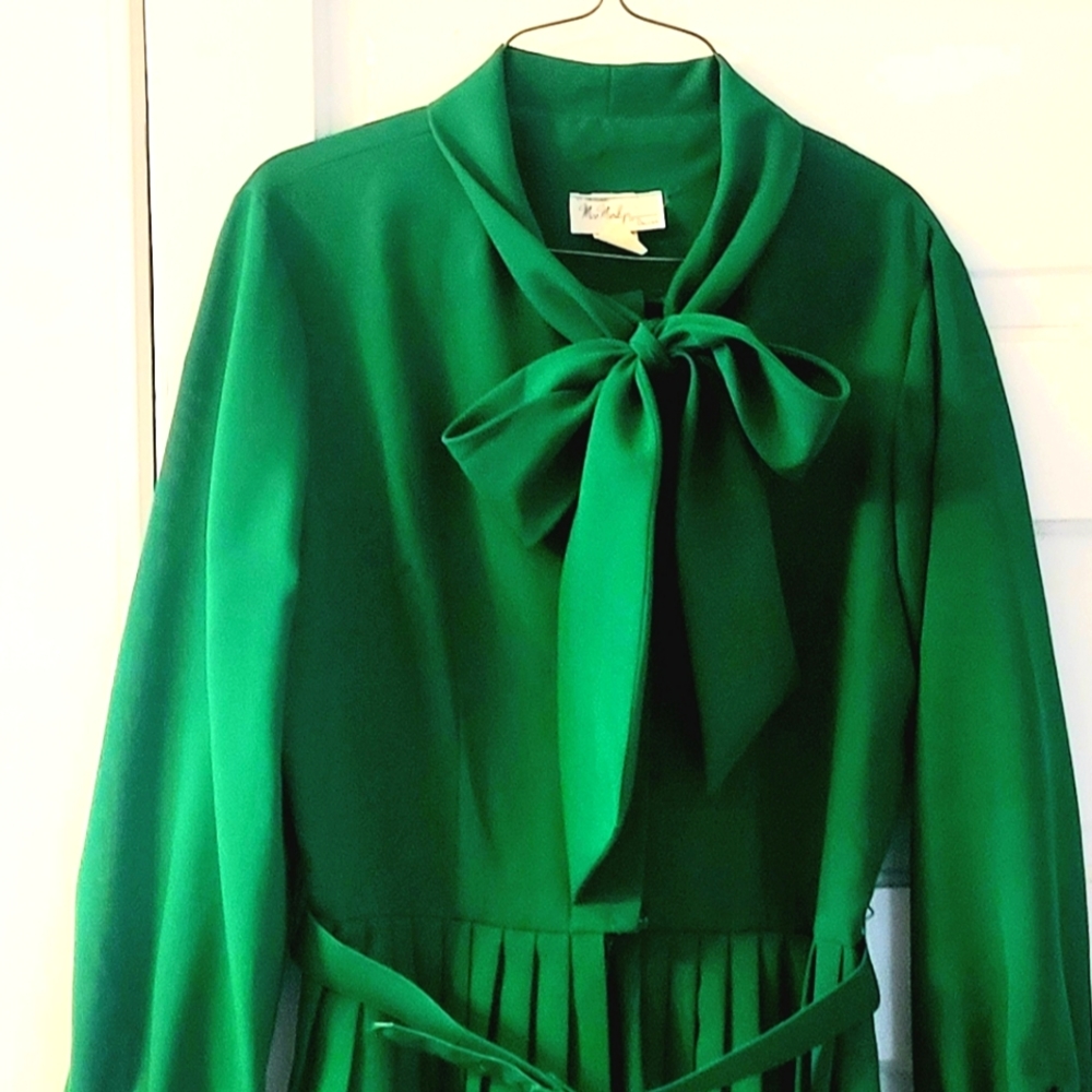 RARE Vintage Miss Marilyn of Dallas tie-neck chiffon belted pleated dress!